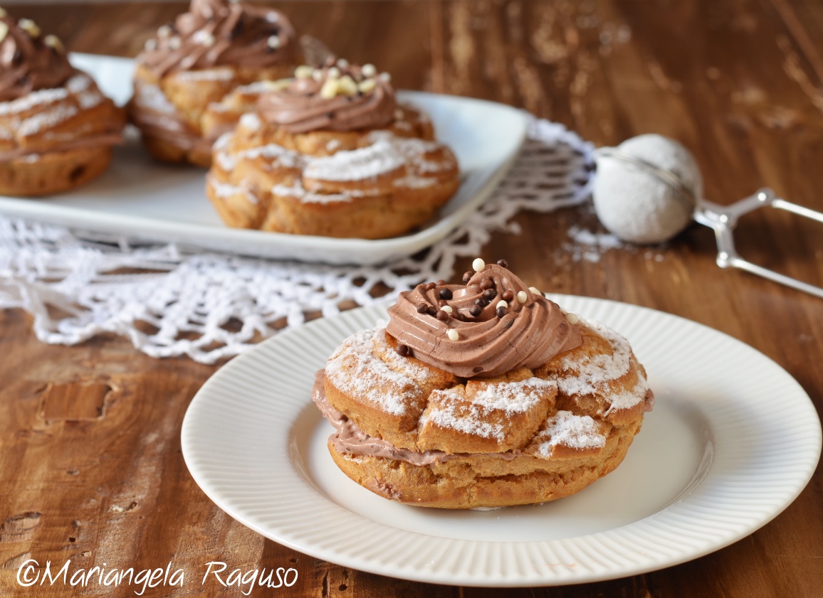 Zeppole com creme chantilly de chocolate