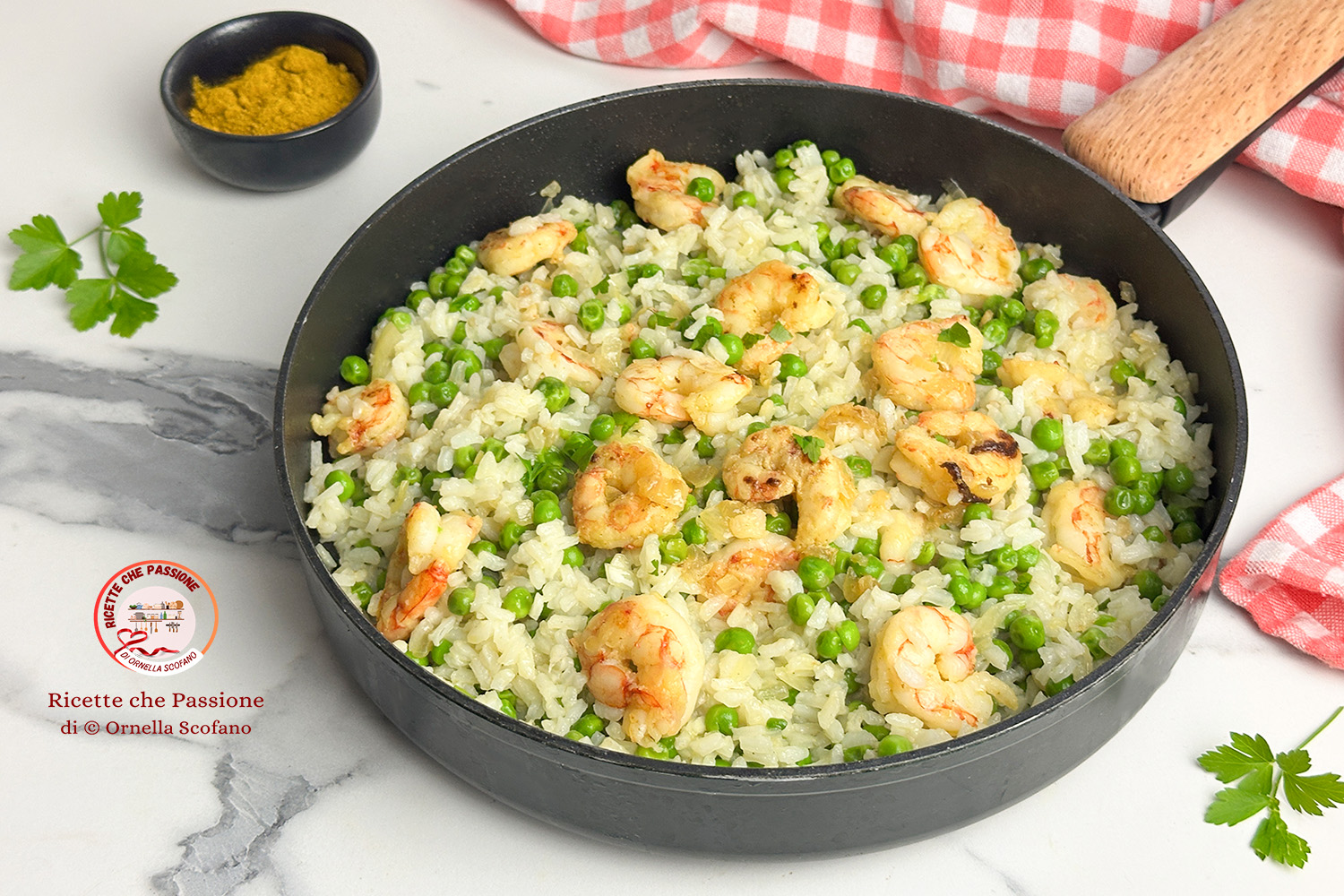 Arroz salteado com camarões e ervilhas, mais gostoso com curry