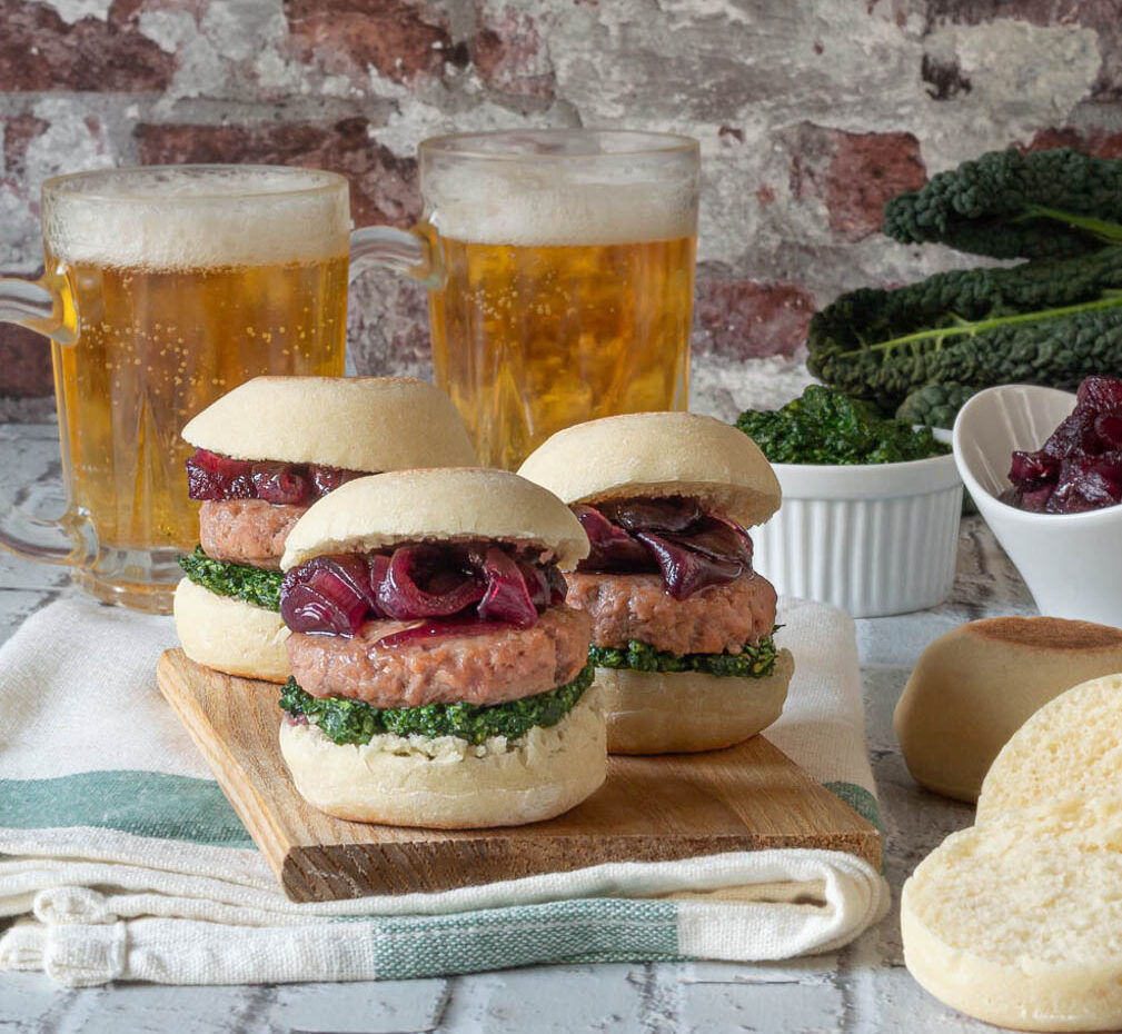 Batbout com mini-hambúrguer, geleia de cebola e pesto de couve negra