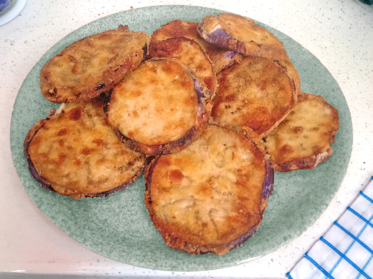 Bifes de berinjela na fritadeira elétrica