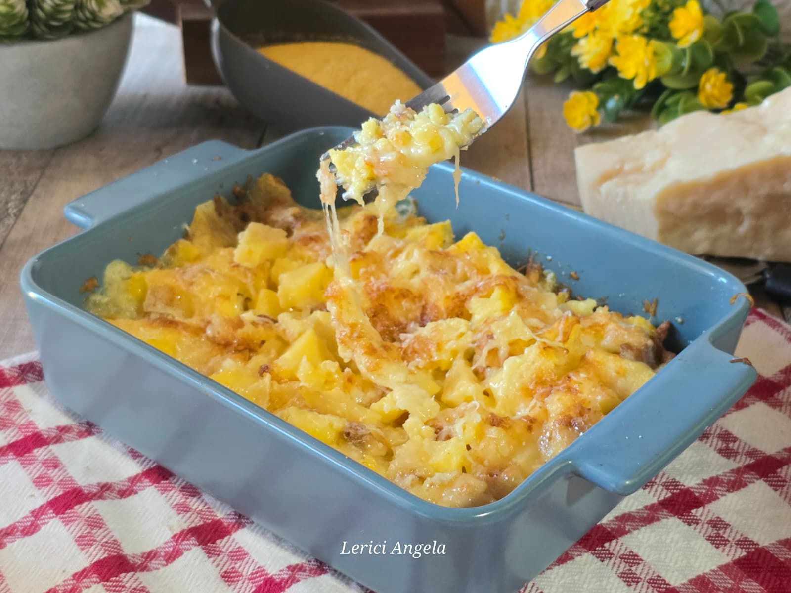 Quadradinhos de polenta crocantes com recheio cremoso