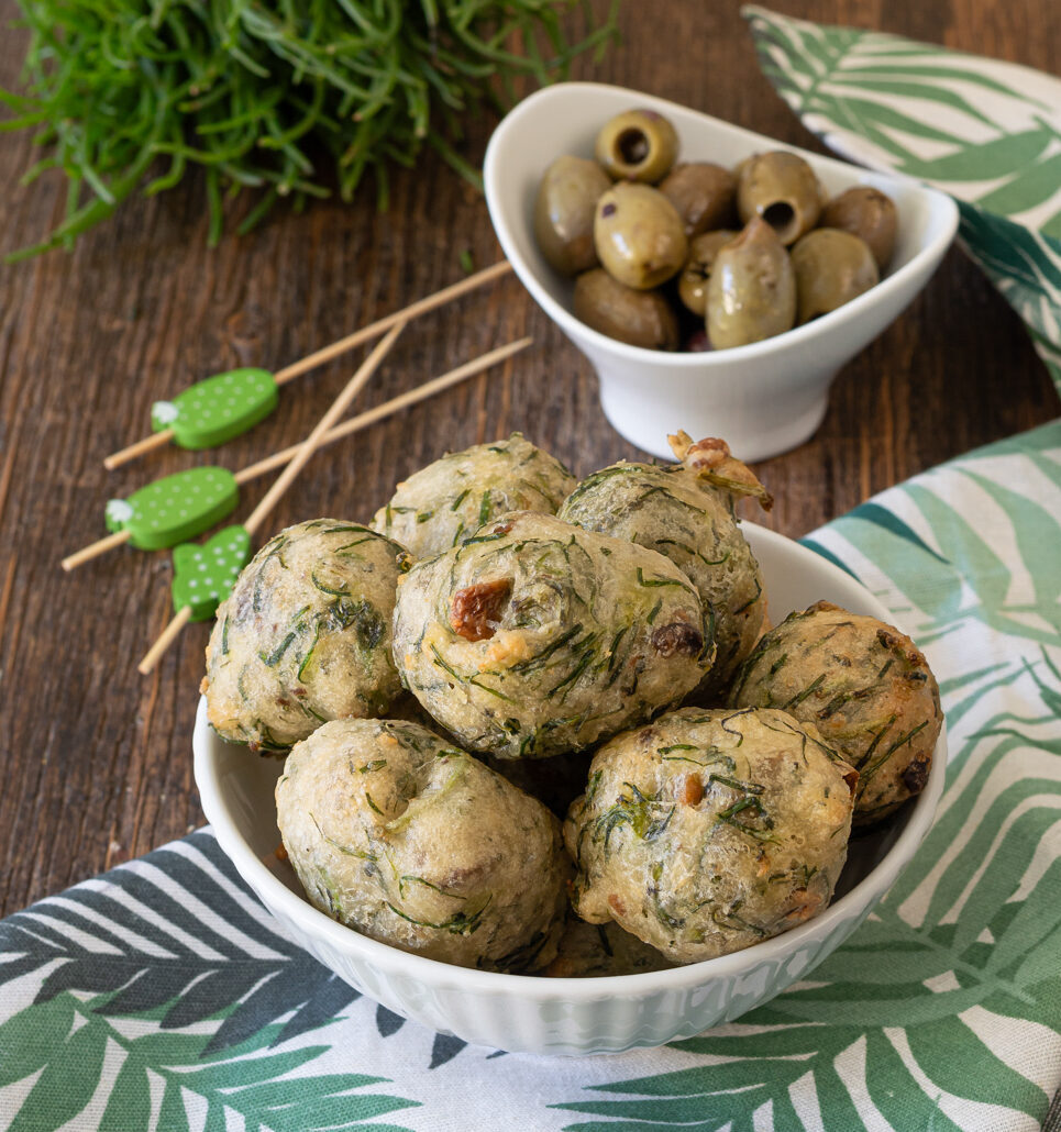 Bolinhos de agretti e azeitonas