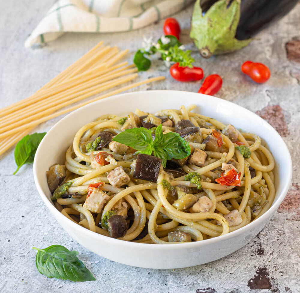 Bucatini com peixe-espada, berinjela e pesto
