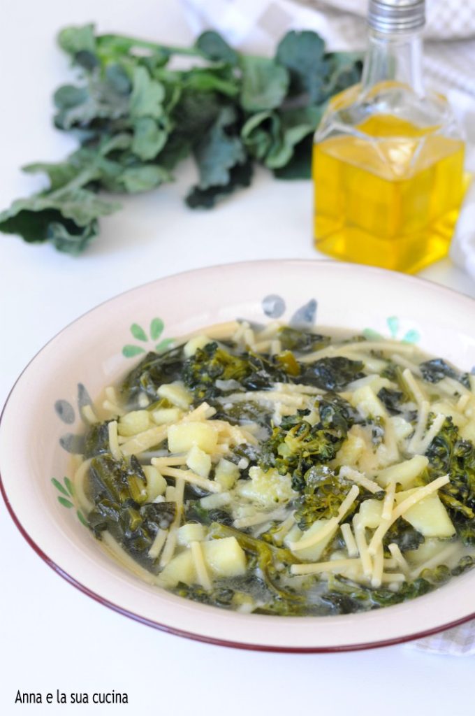 Sopa de espaguete quebrado com brócolis e batatas