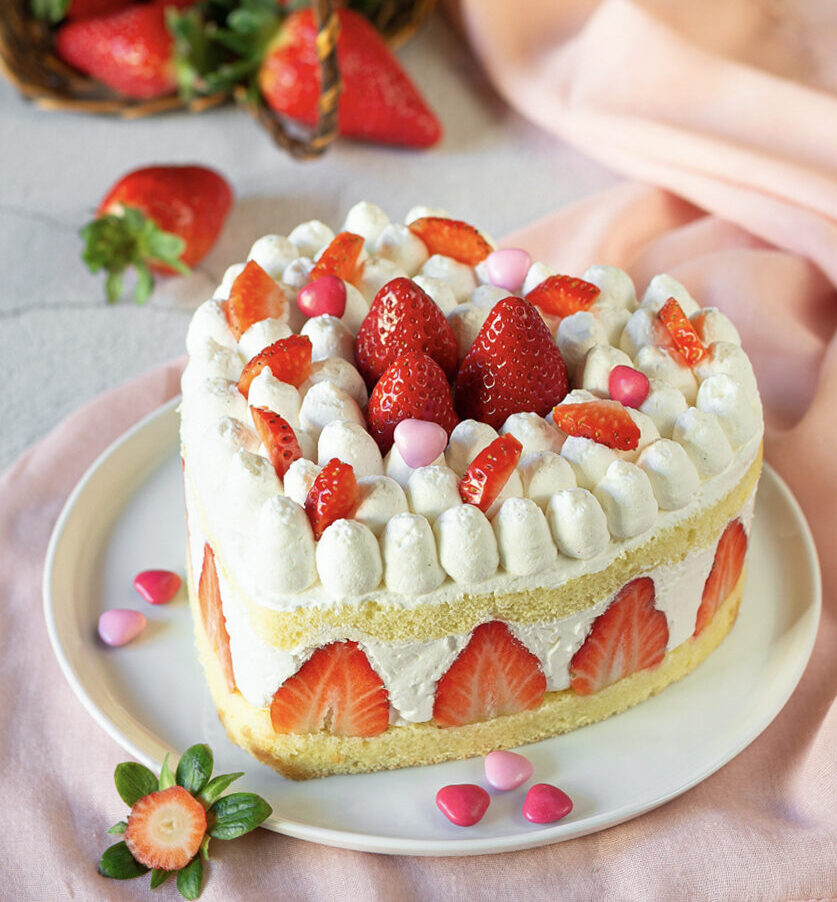 Bolo coração de morangos e chantilly