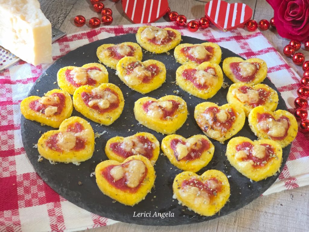 Corações de polenta tomate e mussarela