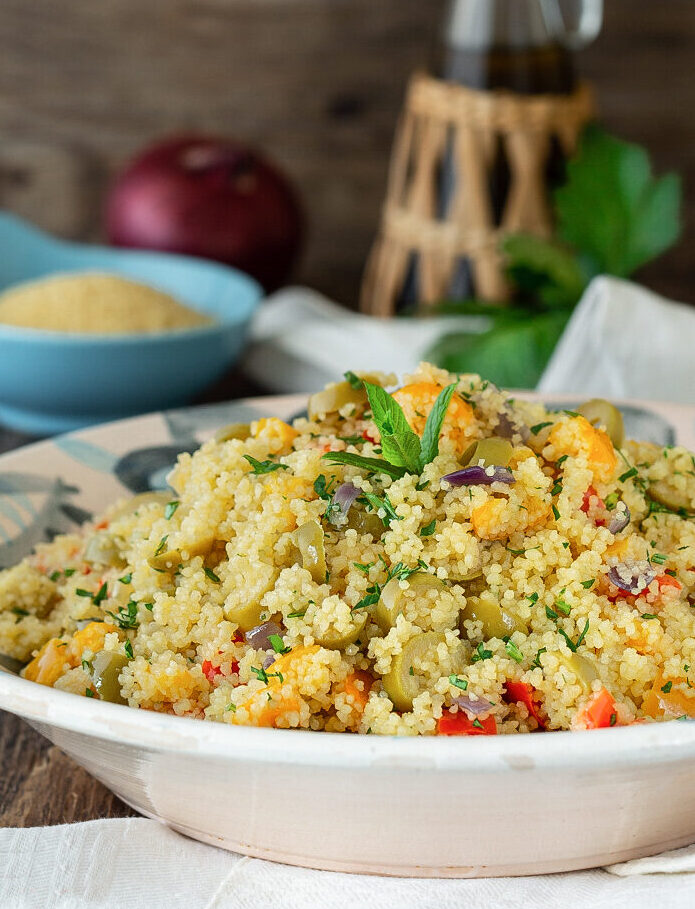 Couscous com pimentões, cebolas e azeitonas