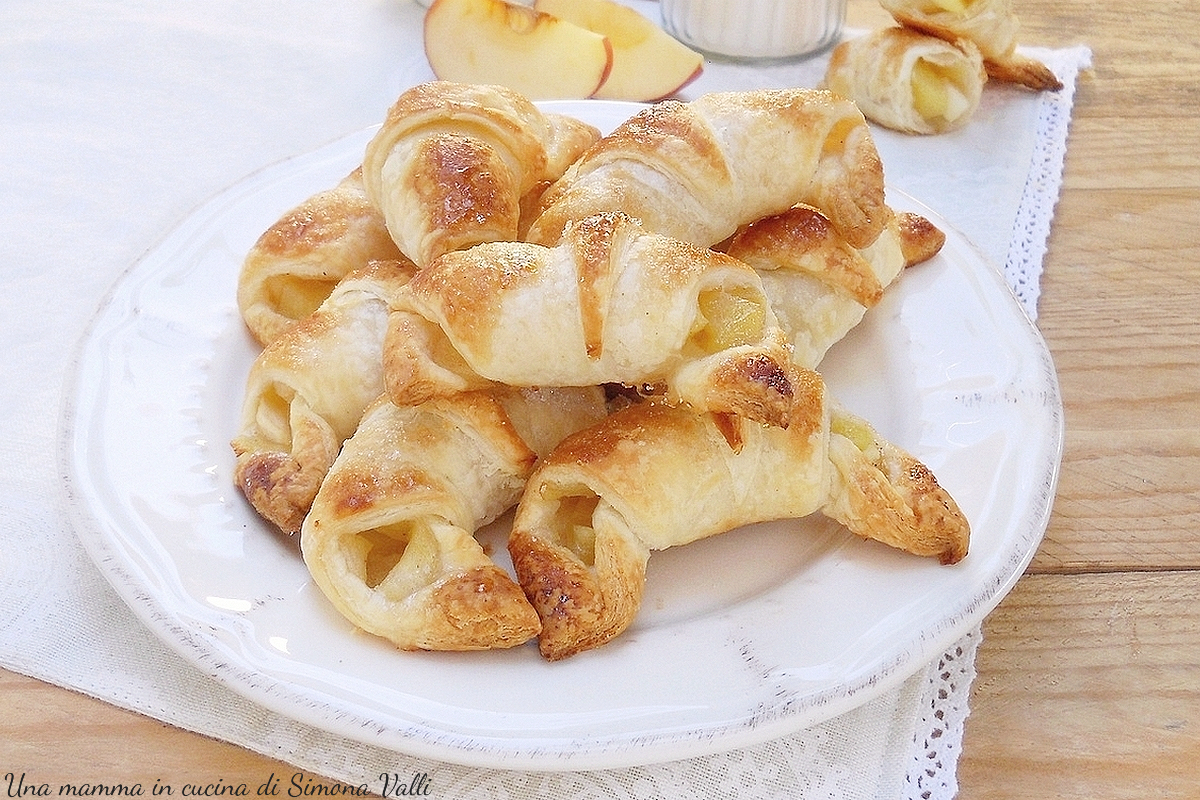 Croissants de massa folhada com maçãs