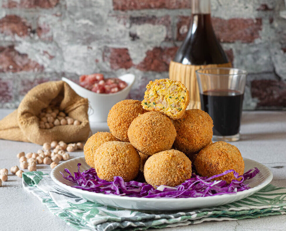 Croquetes de grão-de-bico, linguiça e açafrão