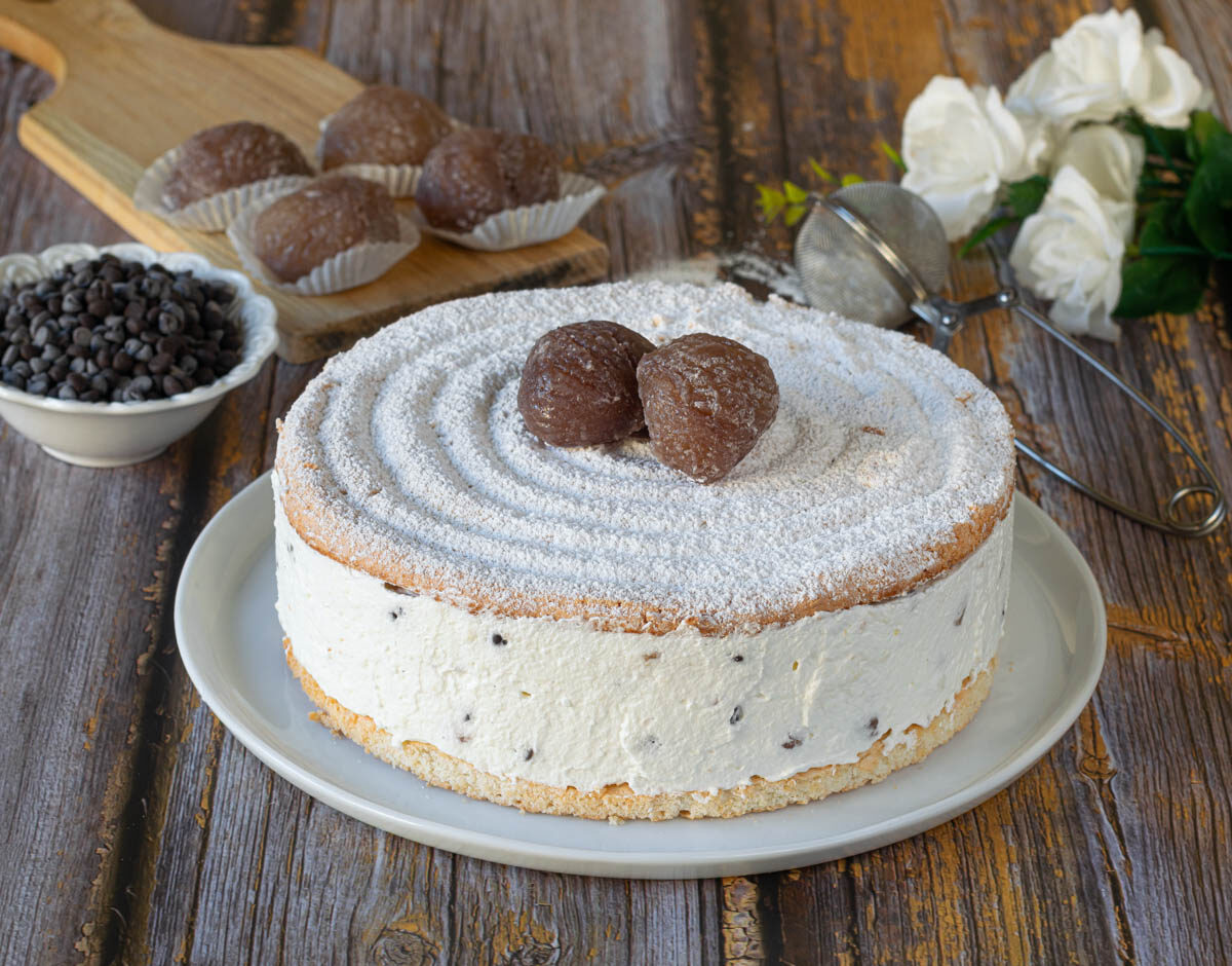 Dacquoise com creme Chantilly, gotas de chocolate e marron glacé