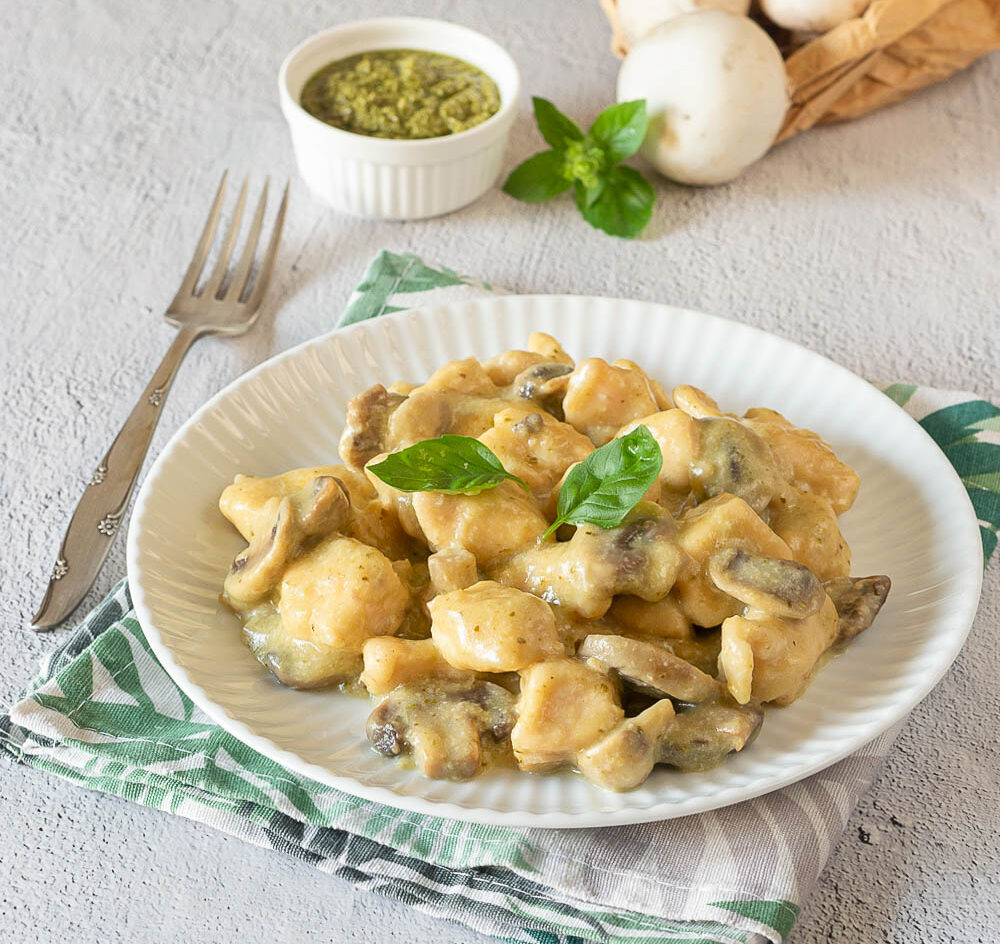 Frango com cogumelos e pesto