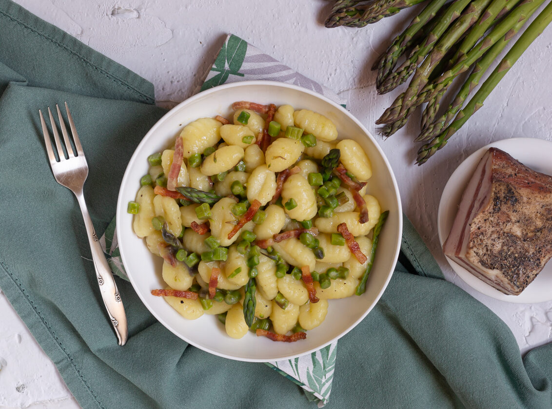 Gnocchi com aspargos e guanciale