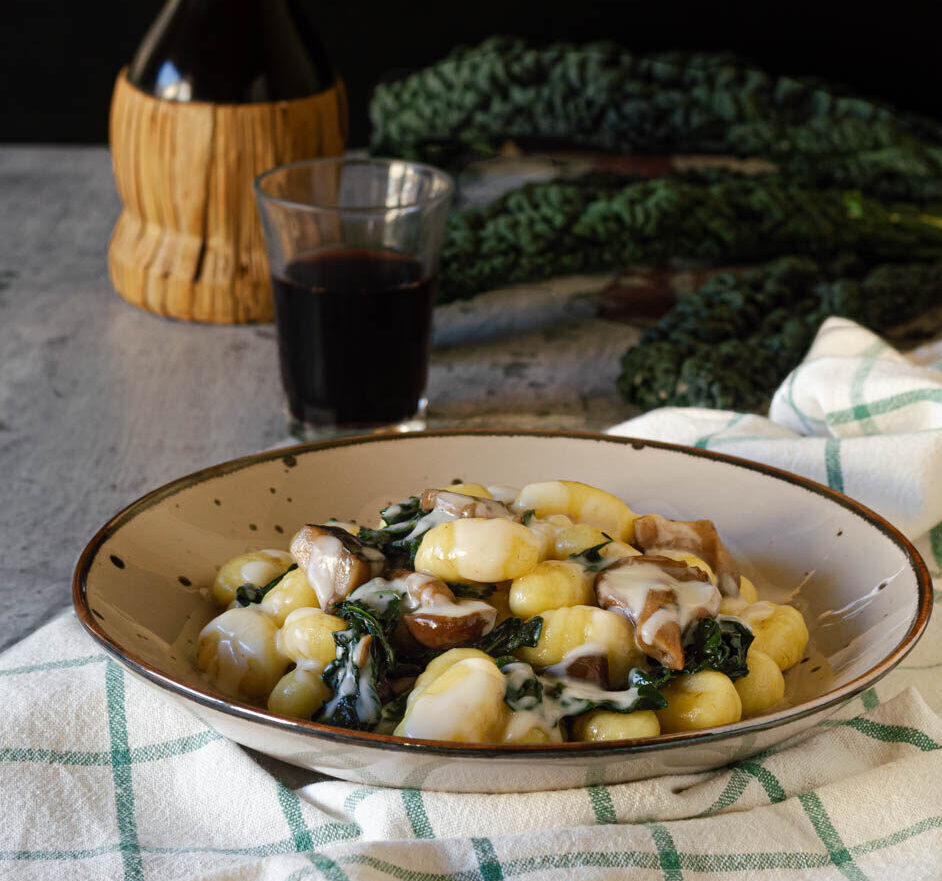 Gnocchi com cogumelos e couve negra com creme de scamorza
