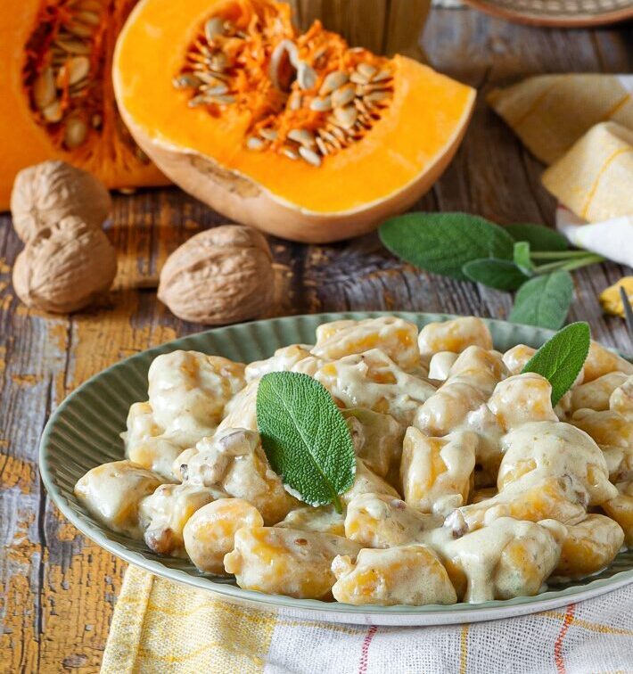 Gnocchi de abóbora com gorgonzola e nozes