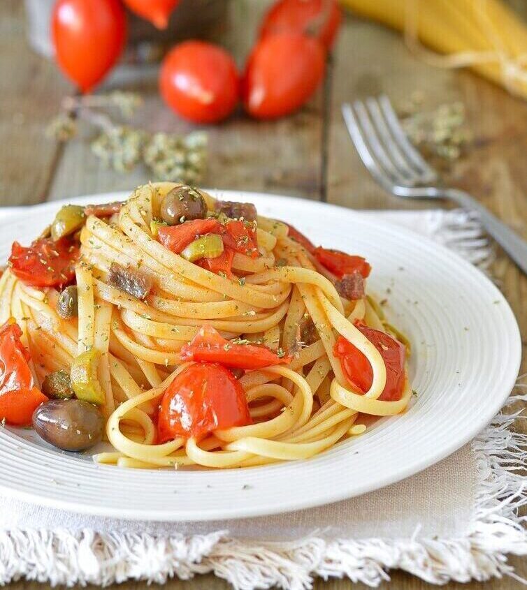 Linguine à marinara com tomatinhos, alcaparras e azeitonas