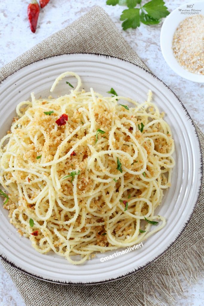 Macarrão alho, óleo, pimenta e pão ralado
