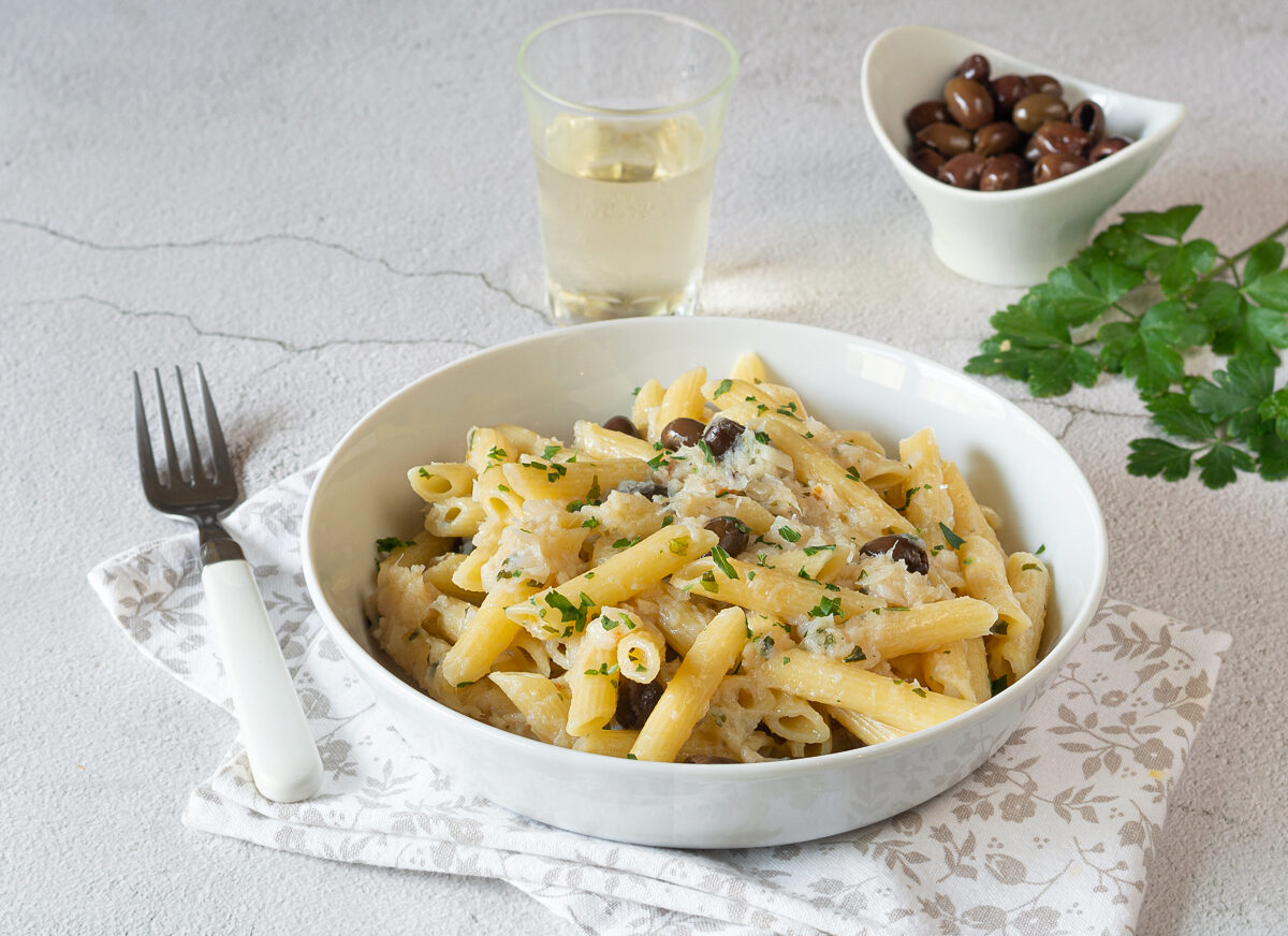 Massa com bacalhau e azeitonas