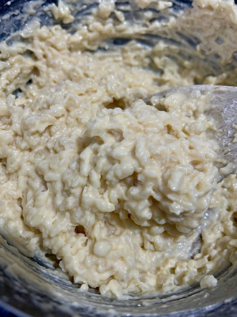 Massa macia dos bolinhos de arroz toscanos antes da fritura