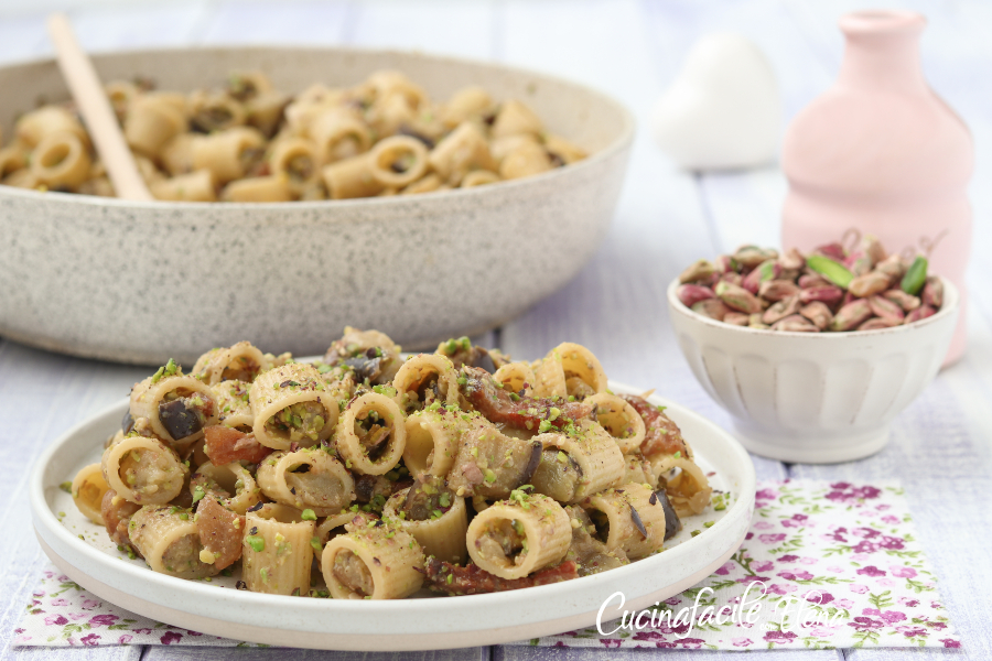 Massa com berinjela, pistache e guanciale