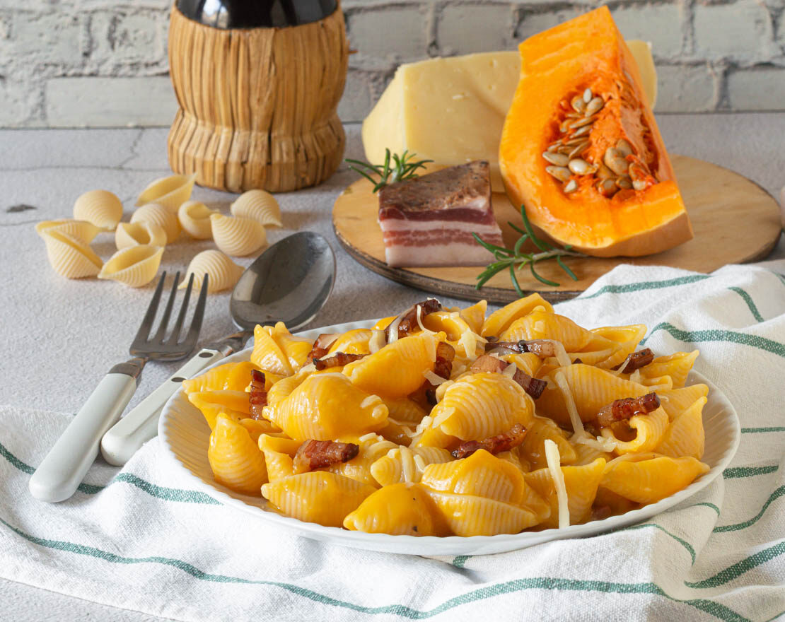 Massa com creme de abóbora, pancetta e provola