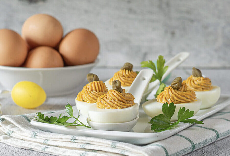 Ovos recheados de atum, anchovas e alcaparras