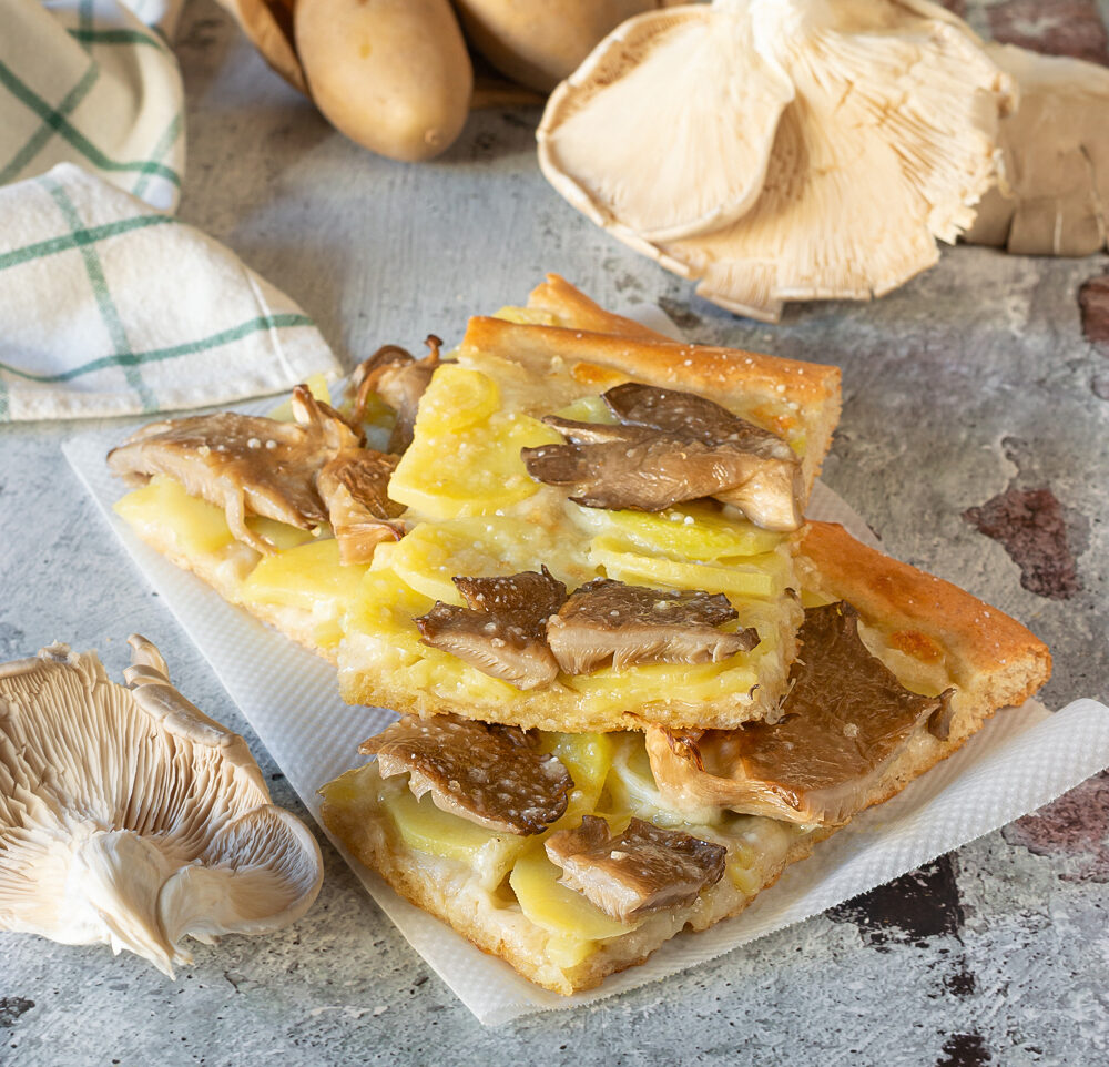 Pizza com batatas e cogumelos Pleurotus