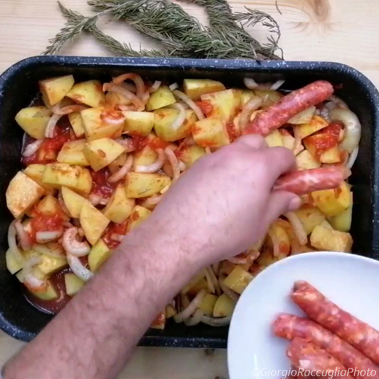 receita de linguiça e batatas à pizzaiola