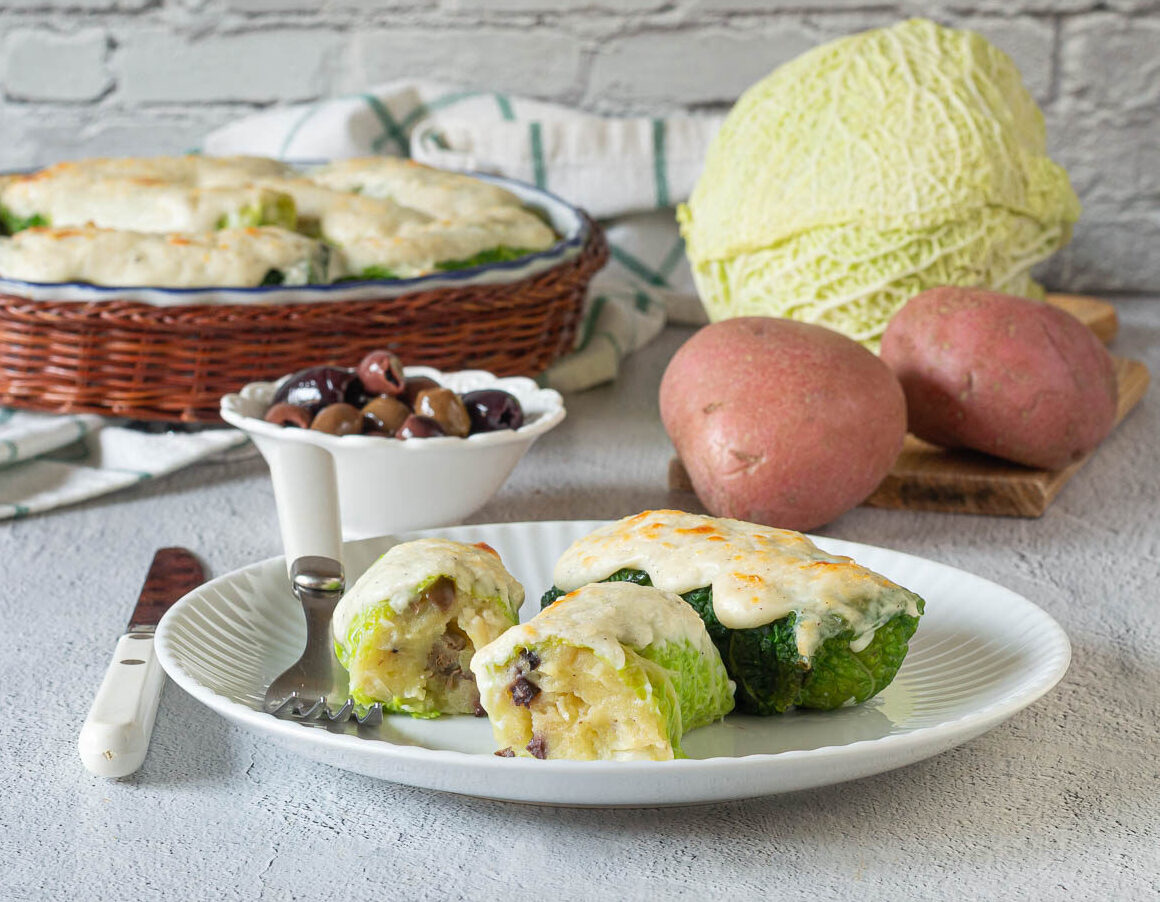 Rolinhos de couve-verza com batatas, azeitonas e alcaparras