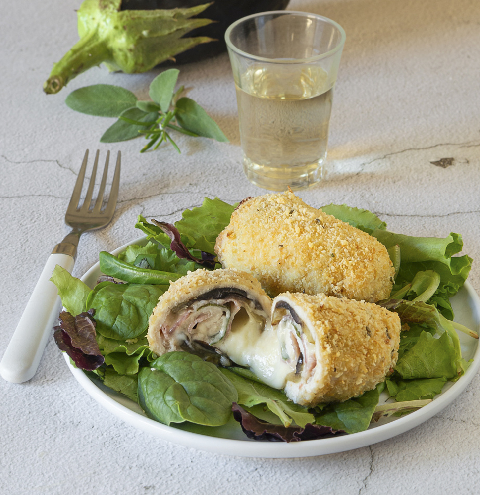 Rolinhos de frango com berinjela e pancetta assados