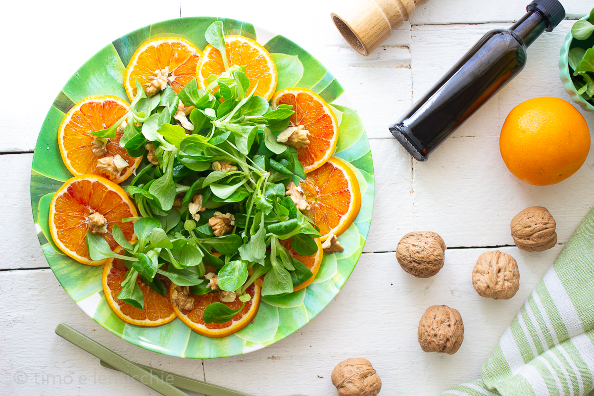 Salada de agrião com laranja saúde na mesa