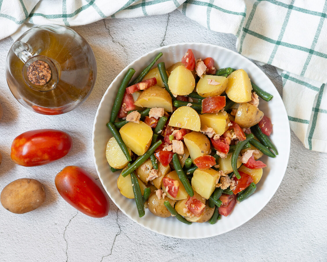 Salada de batatas, vagens e atum