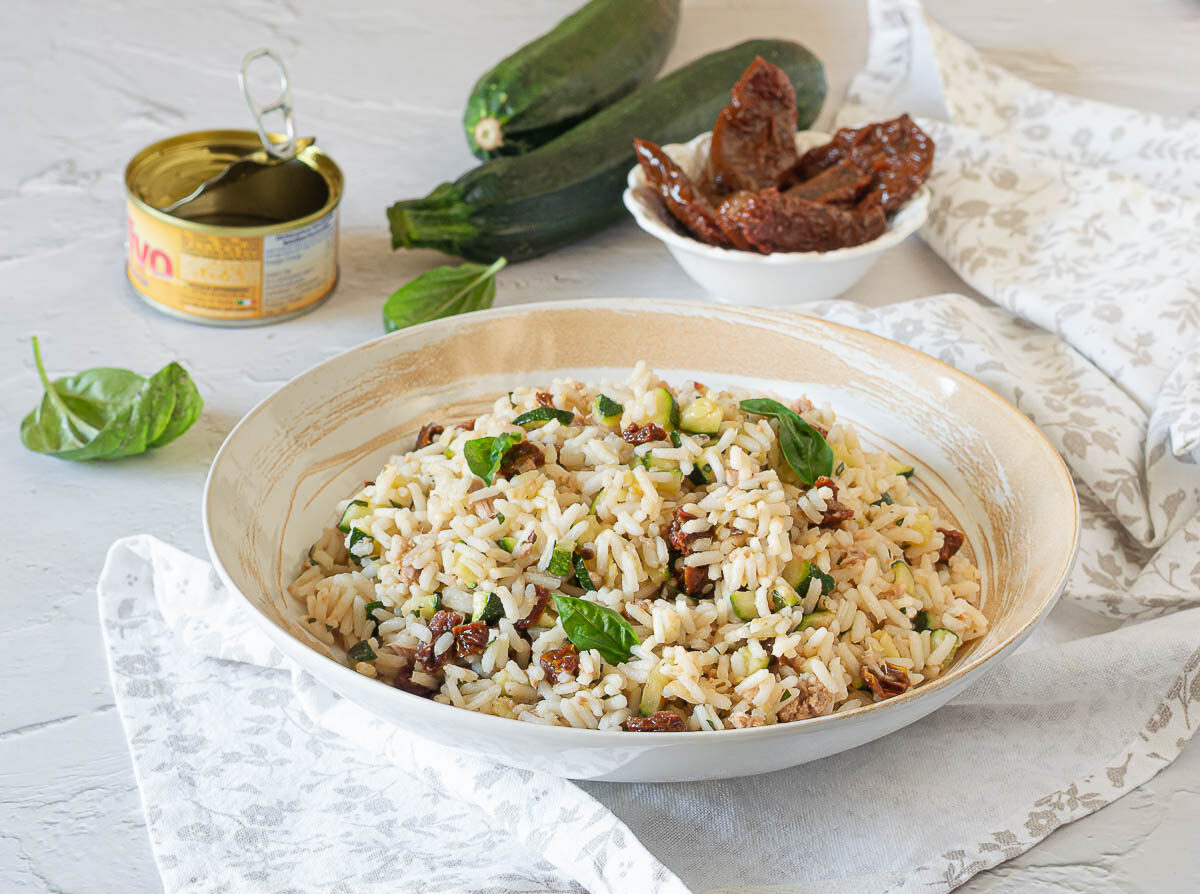 Salada de arroz com atum, abobrinha e tomates secos