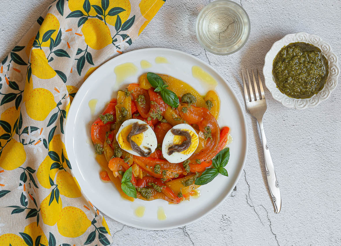 Salada de pimentões, anchovas e ovos cozidos