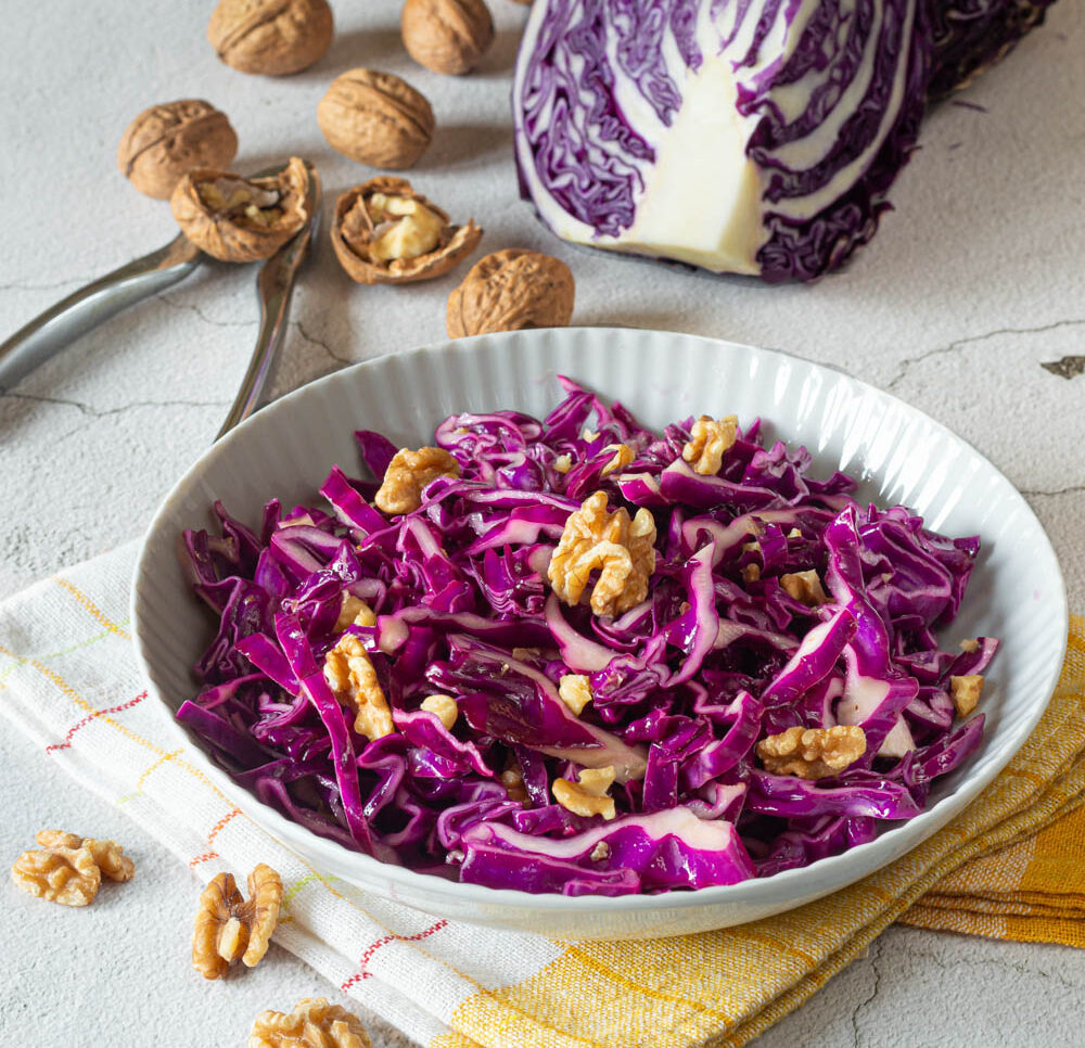 Salada de repolho roxo e nozes