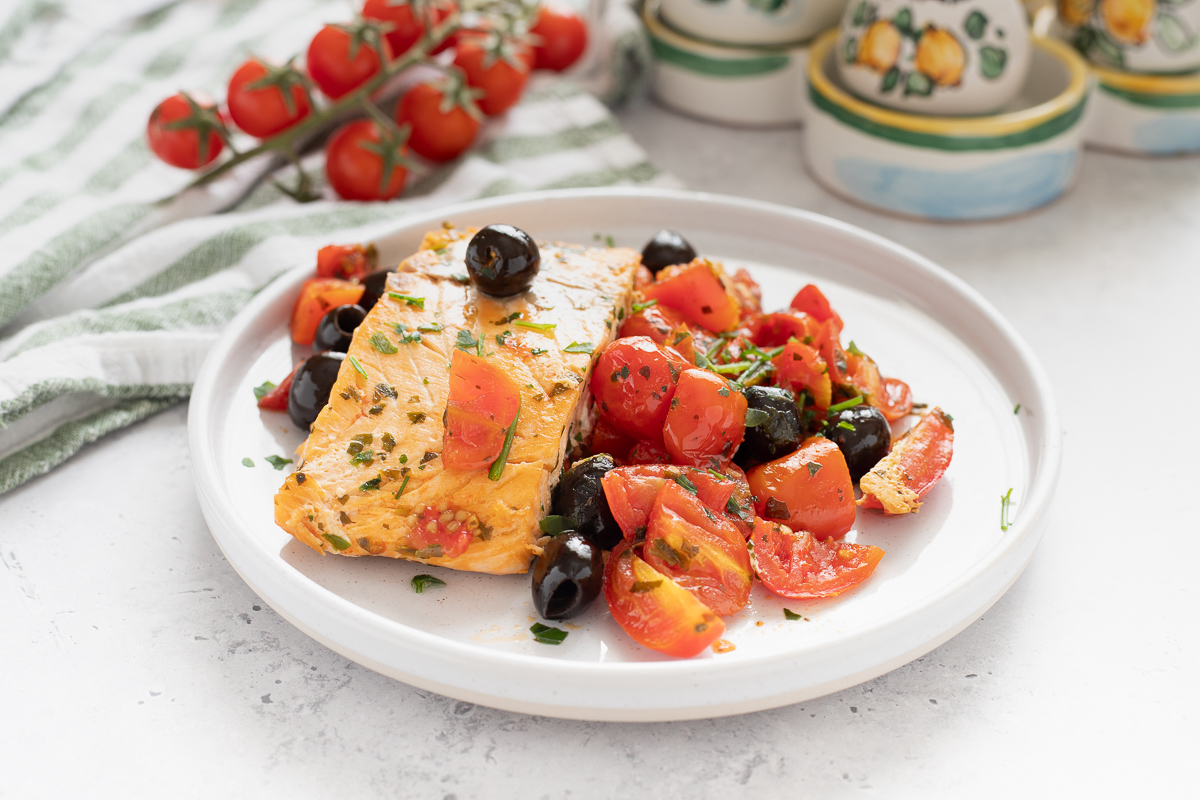Salmão à mediterrânea na frigideira