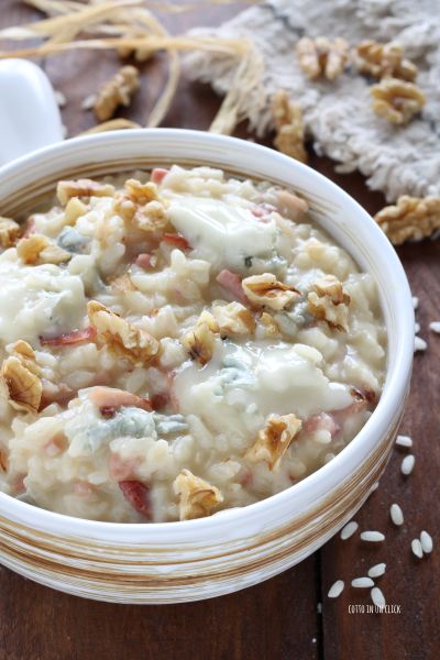 sirva com alguns pedaços de gorgonzola e nozes picadas