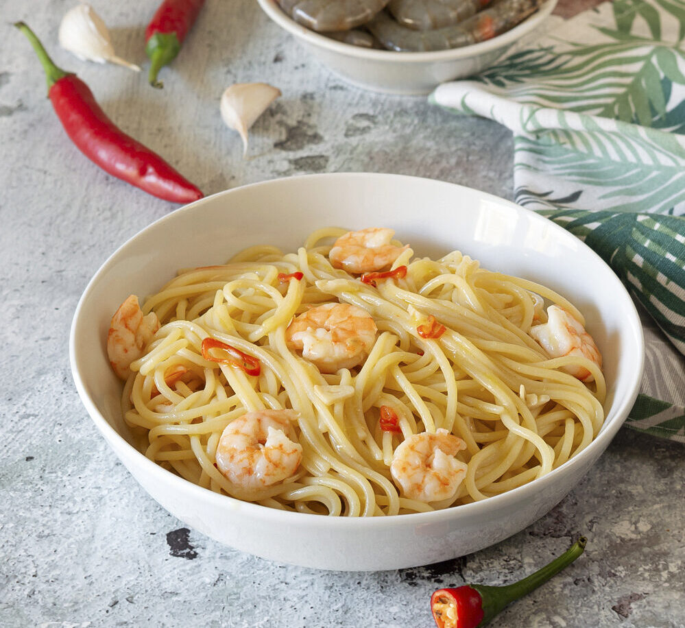 Spaghetti alho e óleo com pimenta e camarões