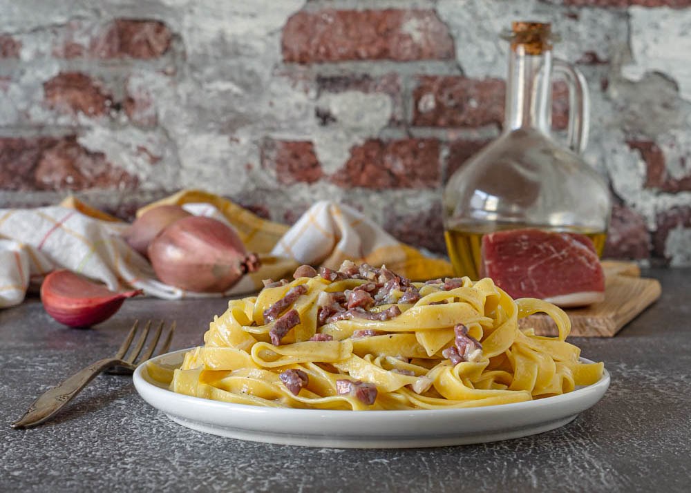 Tagliatelle ao presunto