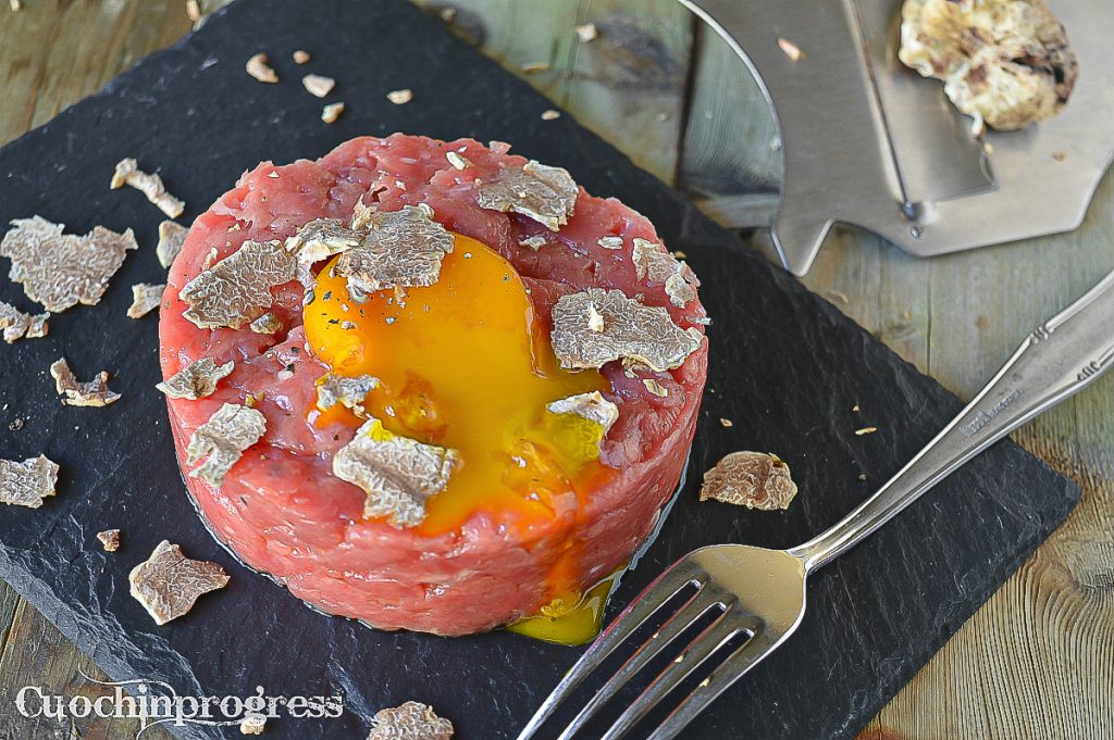 tartare com gema marinada e trufa
