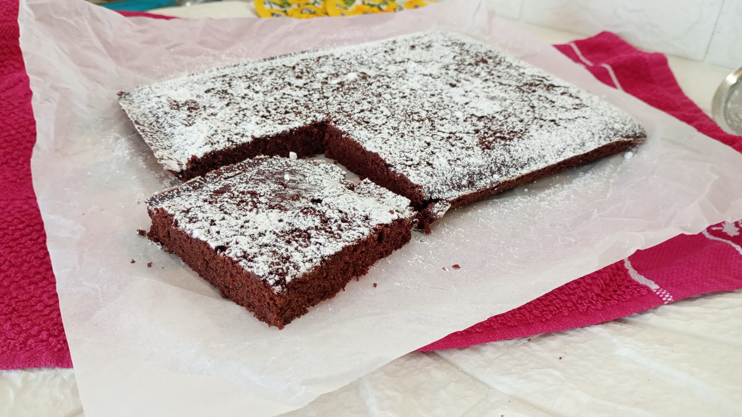 Bolo de água com cacau sem glúten: receita sem ovos e sem lactose
