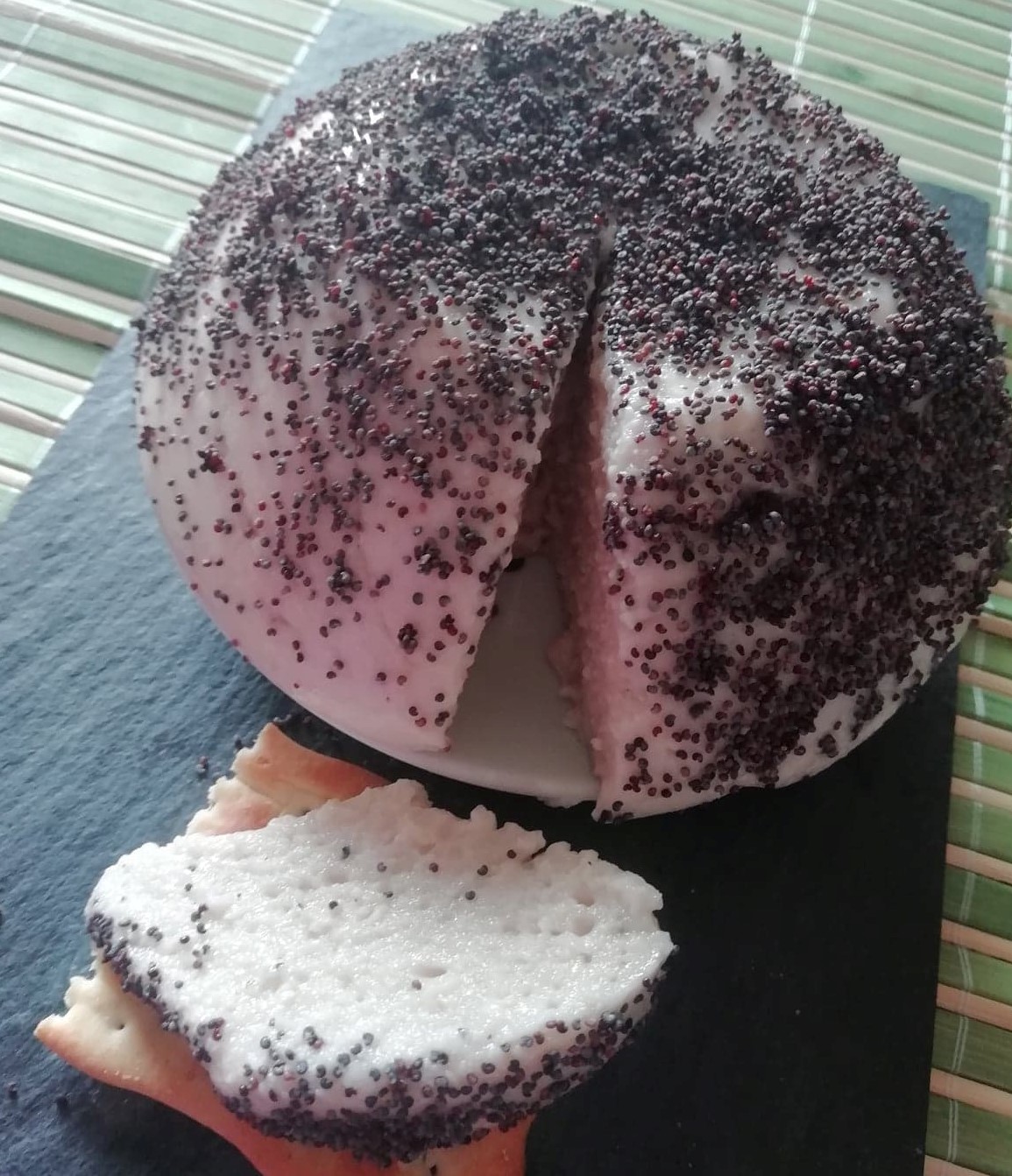 QUEIJO DE CAJU com sementes de papoula