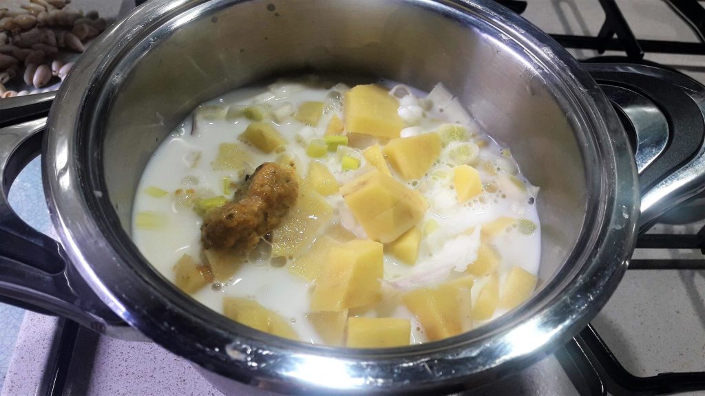 Polvinhos tostados sobre creme de alho-poró