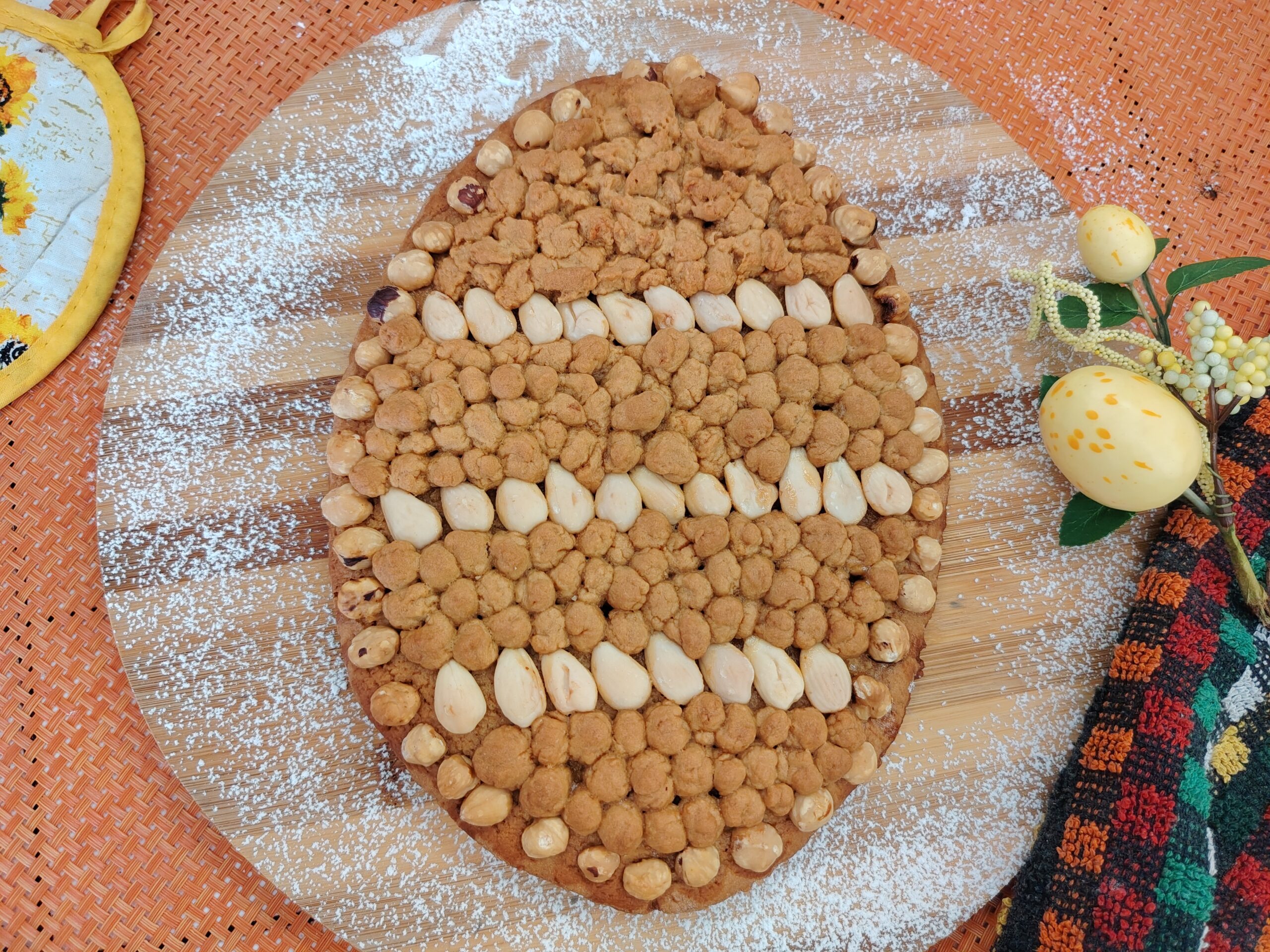 Torta em forma de ovo de Páscoa com café