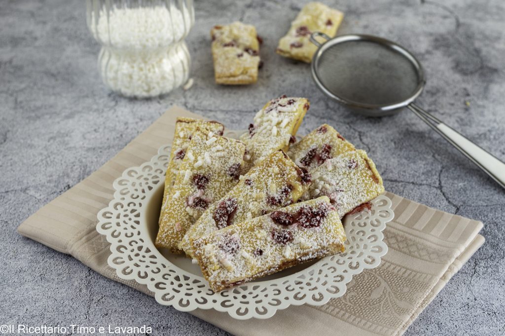 Biscoitos de framboesa e chocolate branco vegano recém-assados, quebradiços e dourados