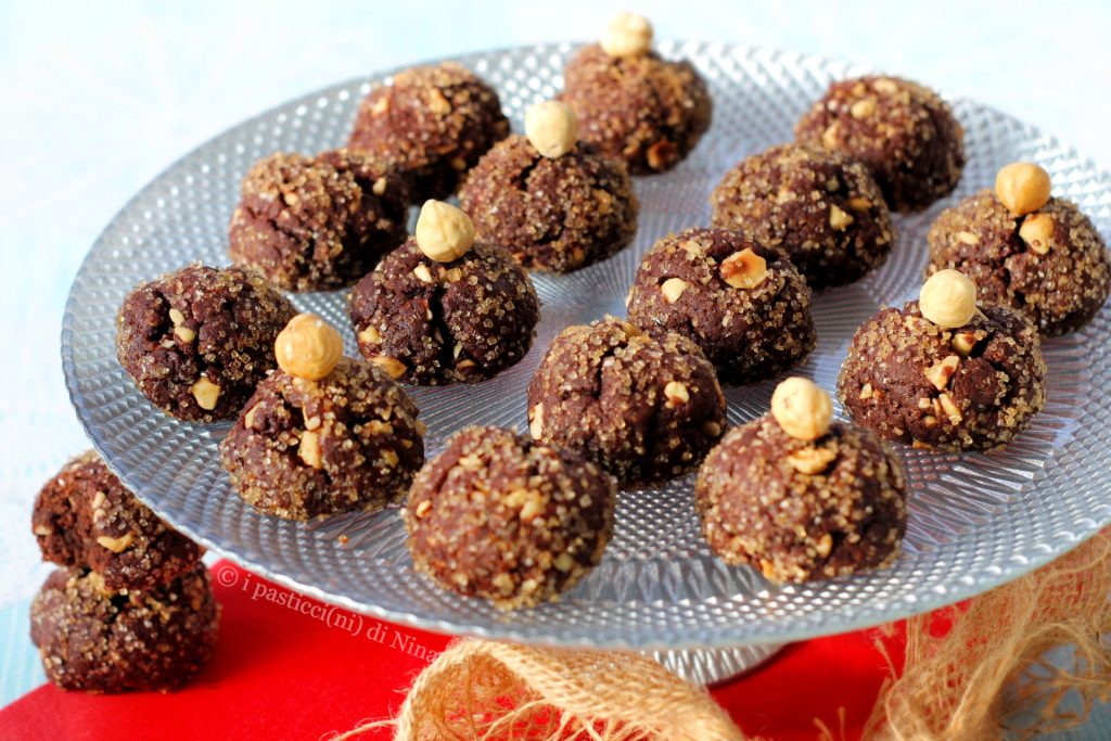 Biscoitos macios de cacau e avelãs docinhos sem manteiga i pasticcini di Nina