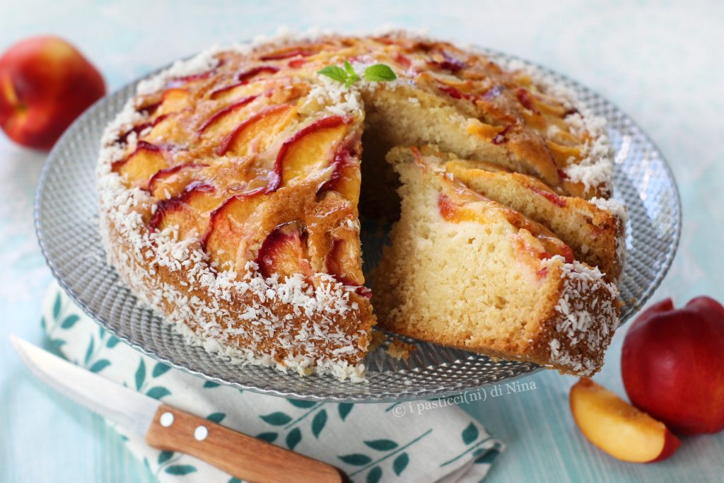 Bolo fofo de pêssego e coco sem manteiga, doce com frutas da estação i pasticcini di Nina