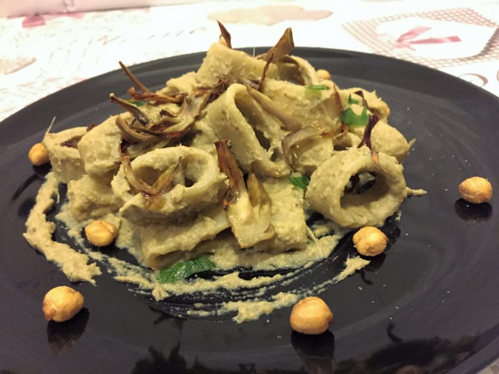 calamarata com creme de alcachofras e grão-de-bico frito