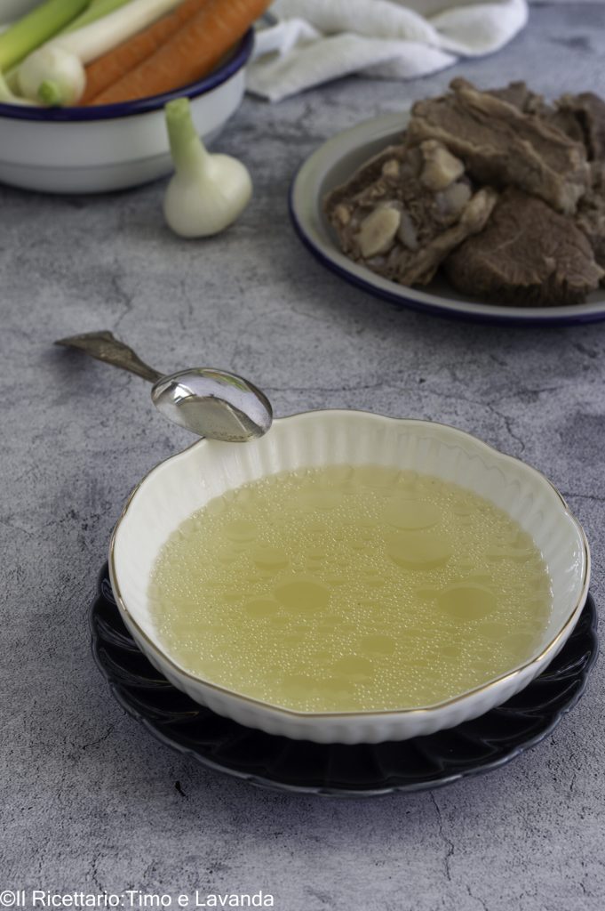 Caldo de carne caseiro com carne e legumes frescos