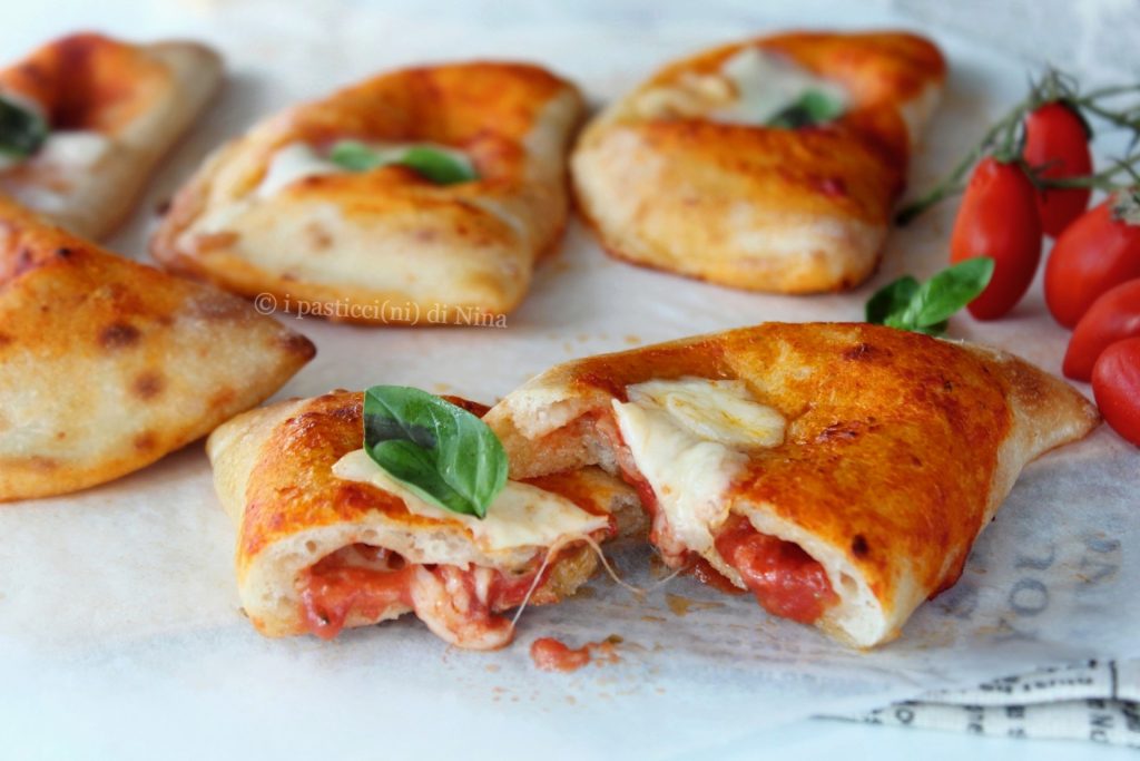 Calzoni al forno con pomodoro e mozzarella filante panzerotti fritti ricetta i pasticcini di Nina