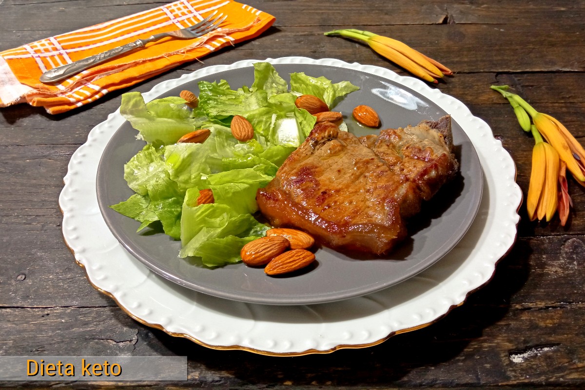 Dieta keto : jantar de sábado com bife e verduras frescas